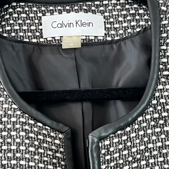 Perfect for fall! Calvin Klein long jacket with pocket and black trim. - Picture 3 of 3